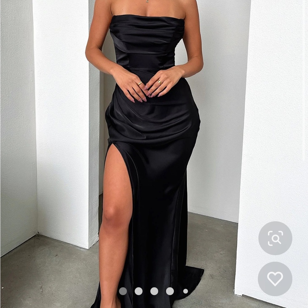 Maxi dress. Bought 2 sizes and couldn’t return the one that fit. Size 8